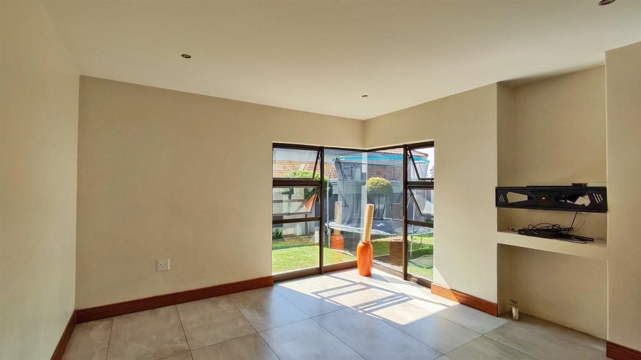 5 Bedroom Property for Sale in Helderwyk Gauteng
