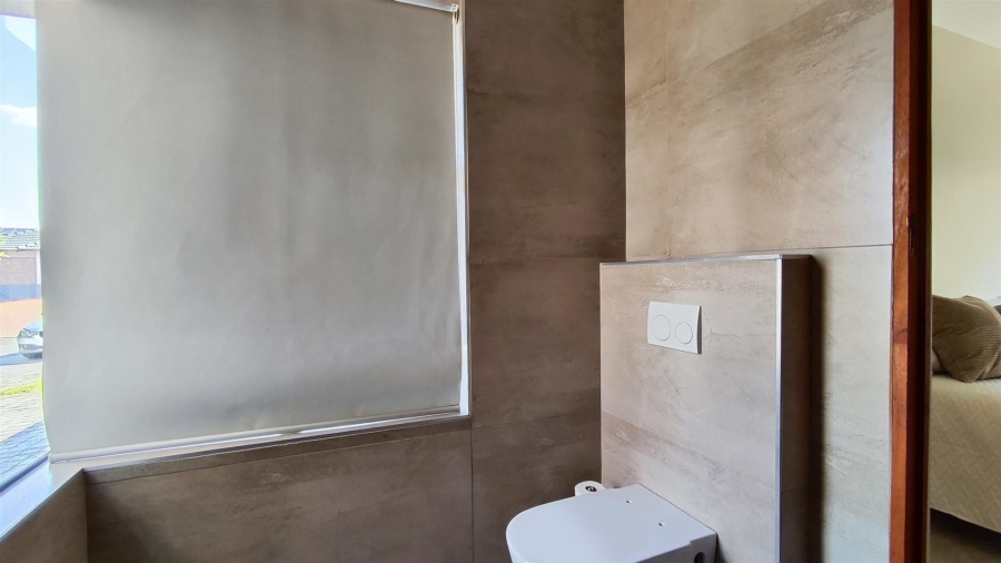 5 Bedroom Property for Sale in Helderwyk Gauteng