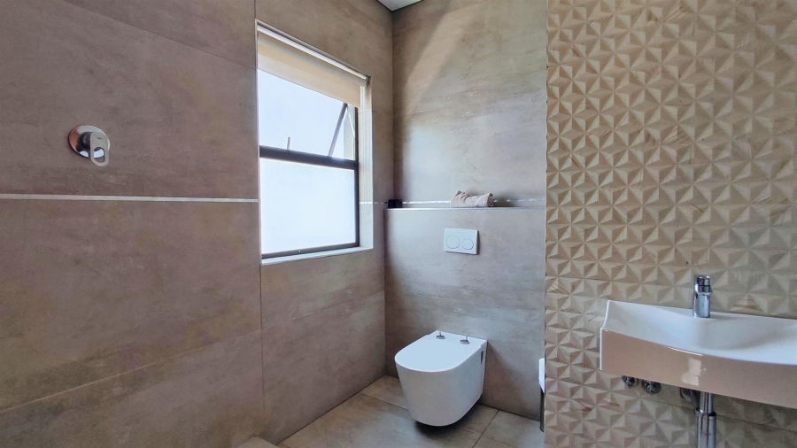 5 Bedroom Property for Sale in Helderwyk Gauteng