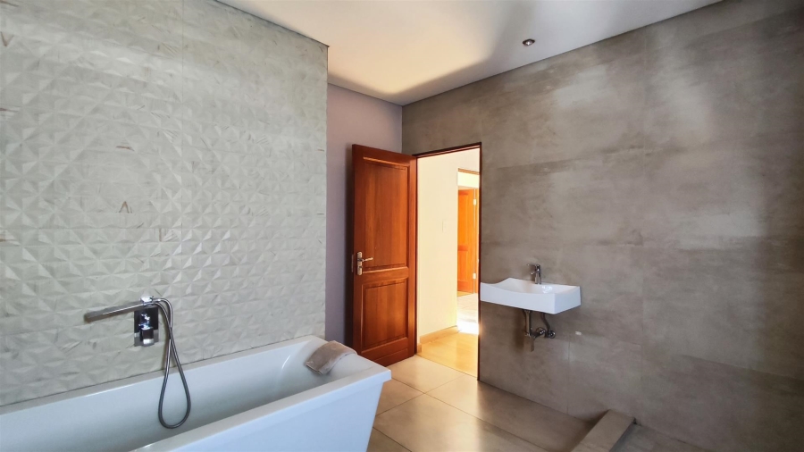 5 Bedroom Property for Sale in Helderwyk Gauteng