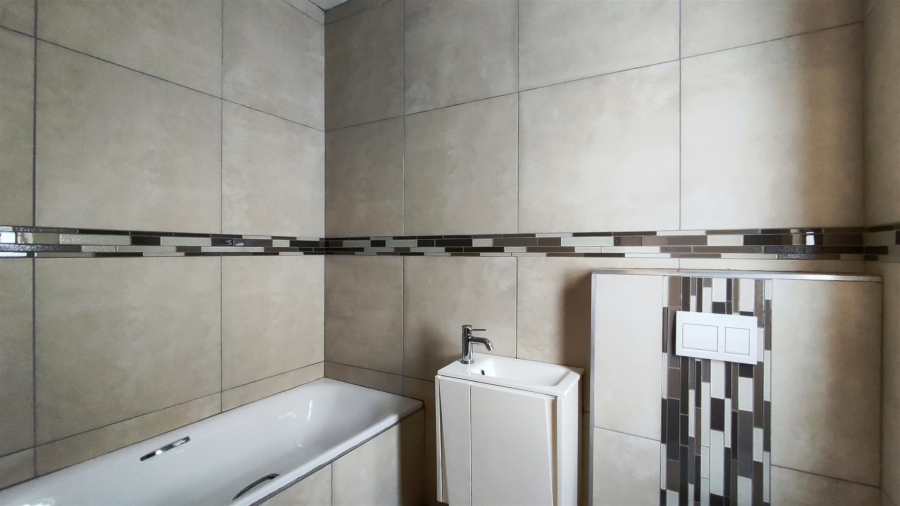 5 Bedroom Property for Sale in Helderwyk Gauteng