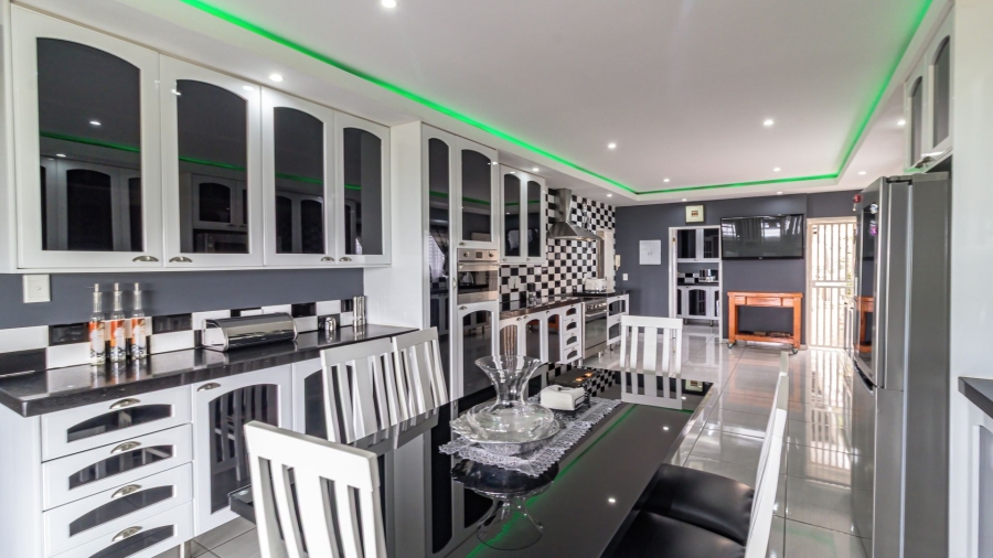 5 Bedroom Property for Sale in Glenvista Gauteng