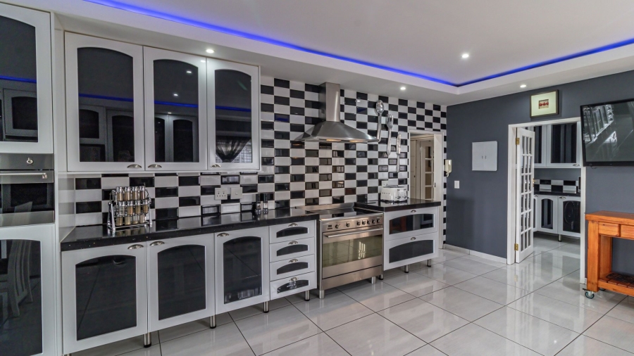 5 Bedroom Property for Sale in Glenvista Gauteng