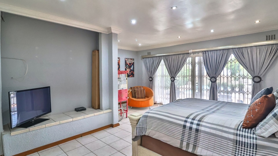 5 Bedroom Property for Sale in Glenvista Gauteng
