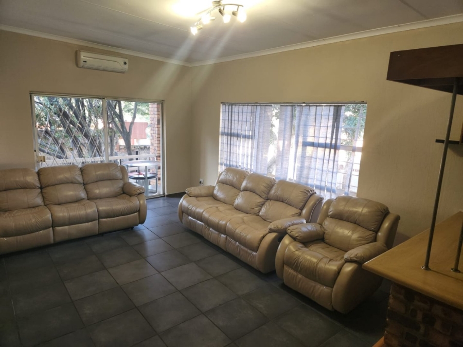 To Let 4 Bedroom Property for Rent in Glenvista Gauteng