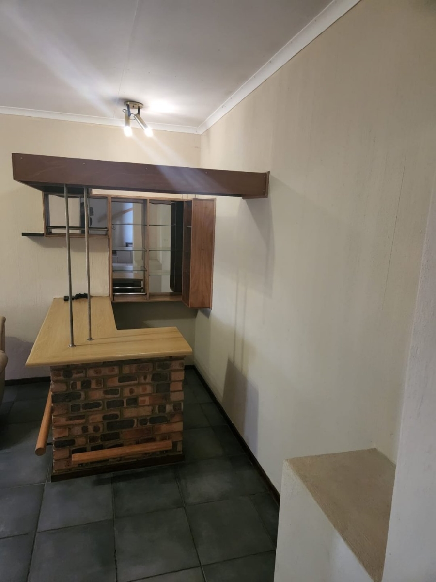To Let 4 Bedroom Property for Rent in Glenvista Gauteng