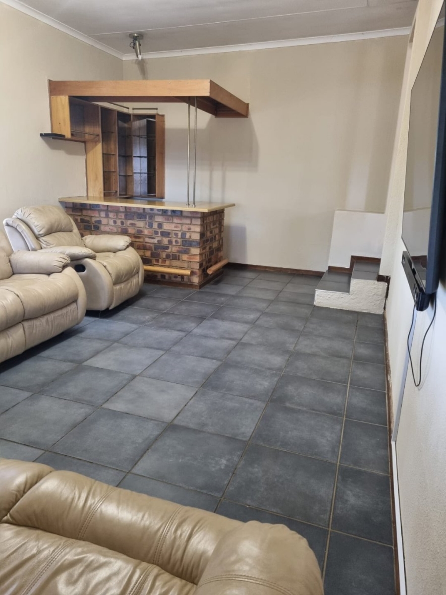 To Let 4 Bedroom Property for Rent in Glenvista Gauteng