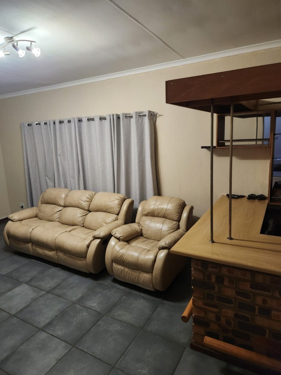 To Let 4 Bedroom Property for Rent in Glenvista Gauteng