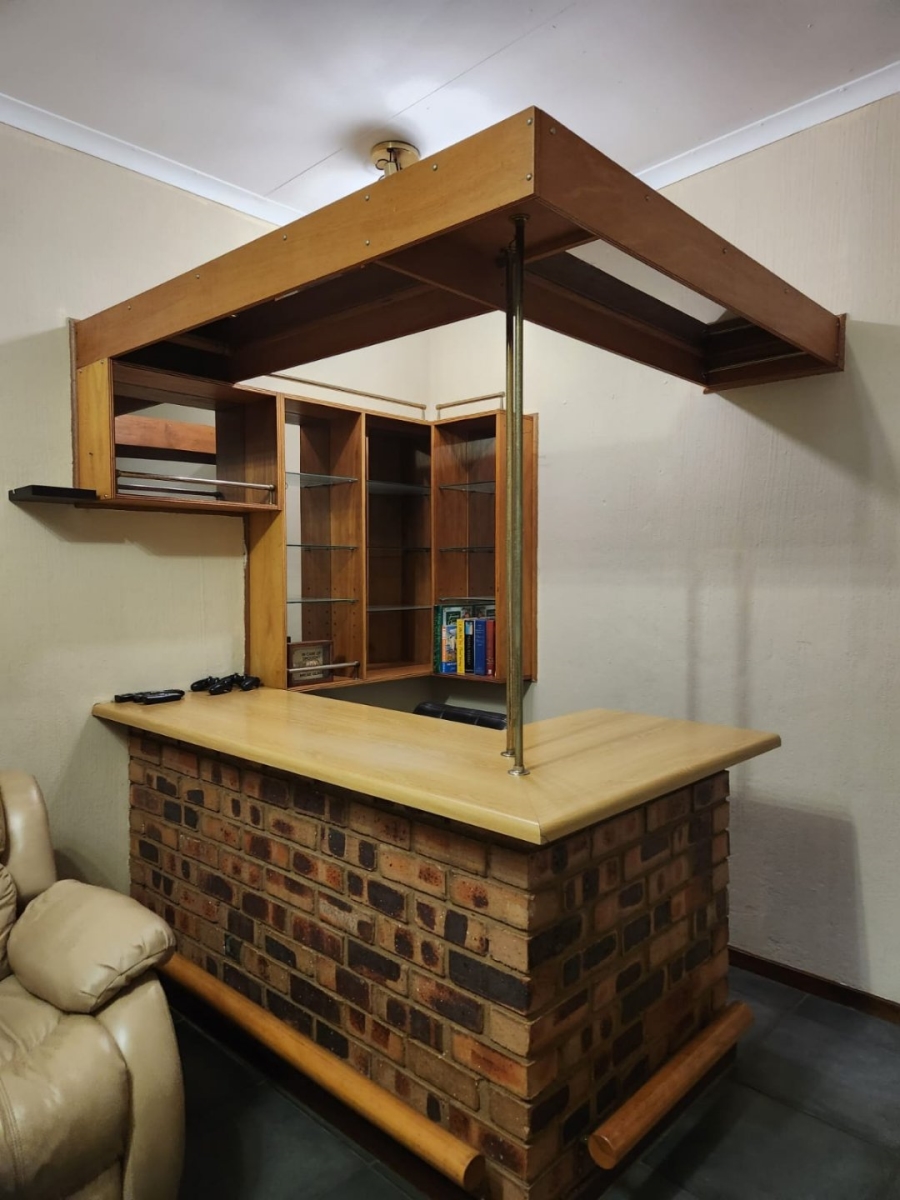 To Let 4 Bedroom Property for Rent in Glenvista Gauteng