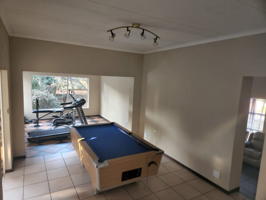 To Let 4 Bedroom Property for Rent in Glenvista Gauteng