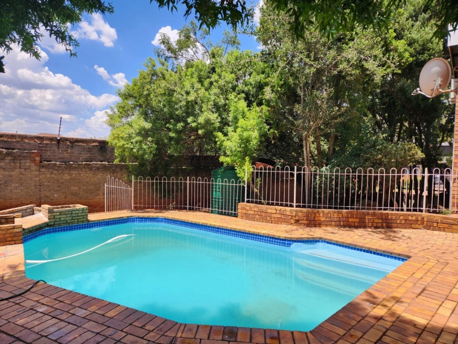 To Let 4 Bedroom Property for Rent in Glenvista Gauteng