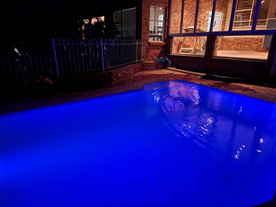 To Let 4 Bedroom Property for Rent in Glenvista Gauteng