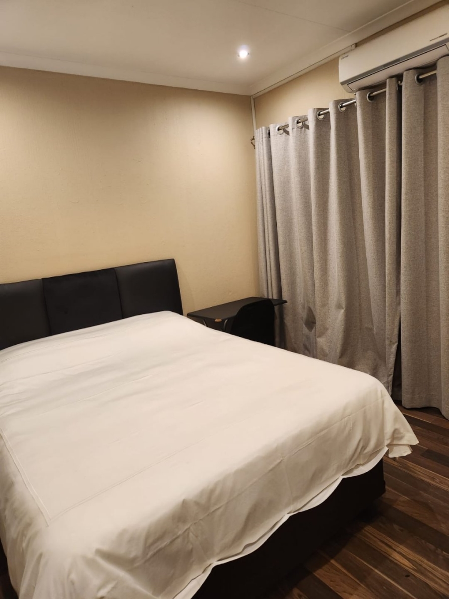 To Let 4 Bedroom Property for Rent in Glenvista Gauteng