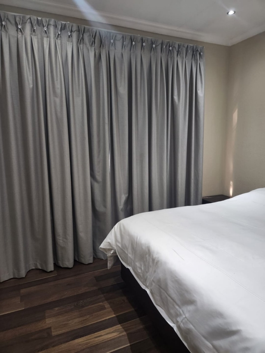 To Let 4 Bedroom Property for Rent in Glenvista Gauteng