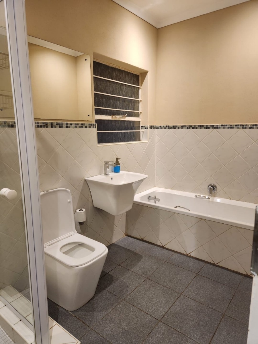 To Let 4 Bedroom Property for Rent in Glenvista Gauteng