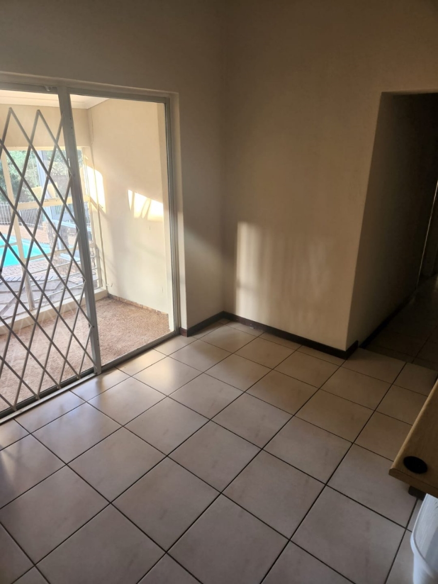 To Let 4 Bedroom Property for Rent in Glenvista Gauteng