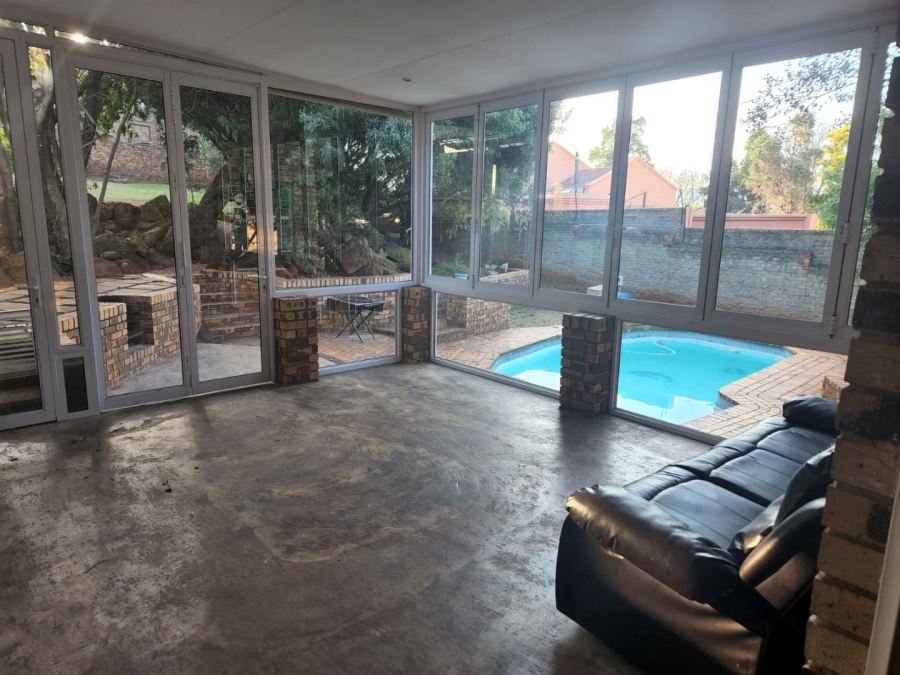 To Let 4 Bedroom Property for Rent in Glenvista Gauteng