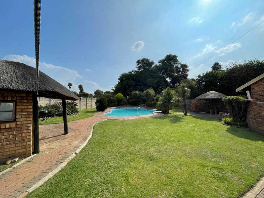 3 Bedroom Property for Sale in Dunnottar Gauteng