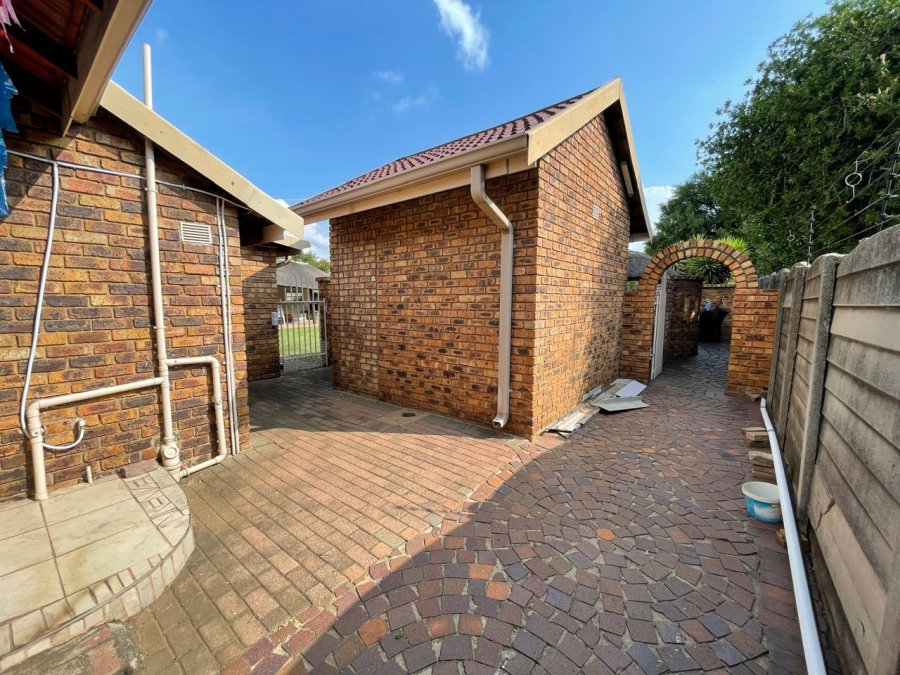 3 Bedroom Property for Sale in Dunnottar Gauteng