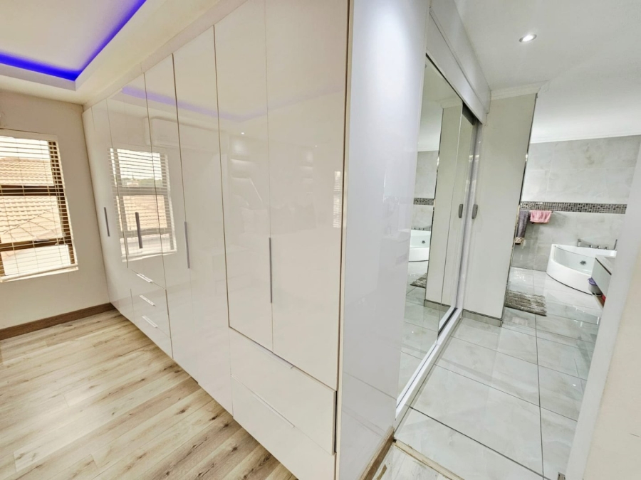 4 Bedroom Property for Sale in Monavoni Gauteng