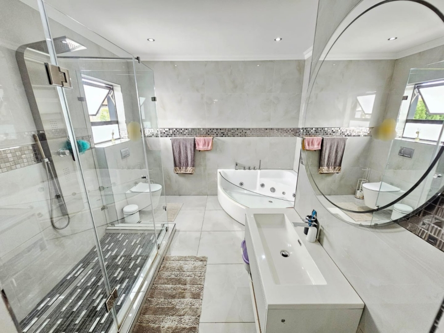 4 Bedroom Property for Sale in Monavoni Gauteng