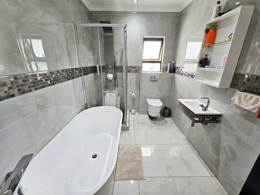 4 Bedroom Property for Sale in Monavoni Gauteng