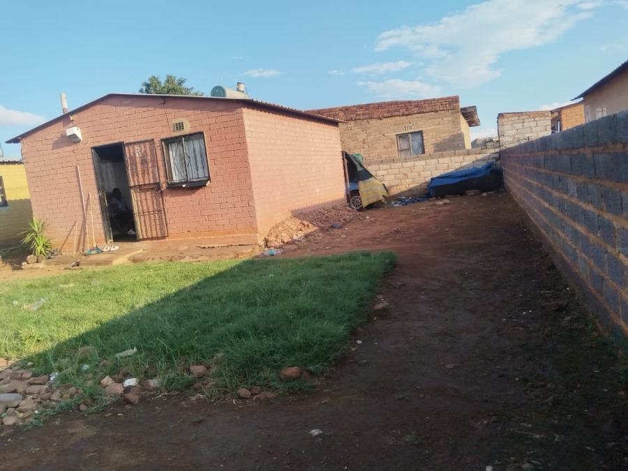 2 Bedroom Property for Sale in Thinasonke Gauteng