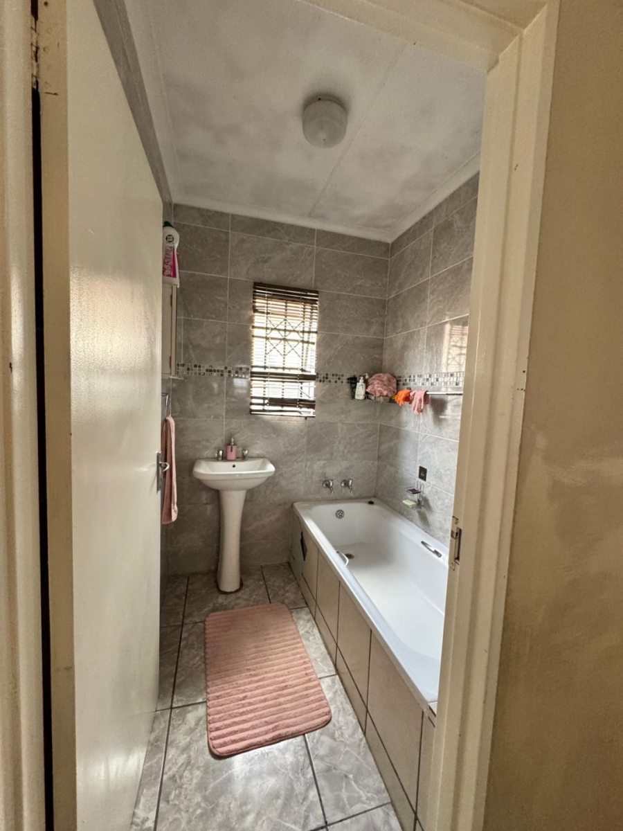 3 Bedroom Property for Sale in Clayville Gauteng