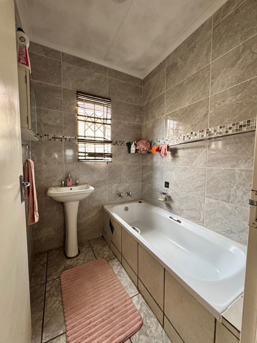 3 Bedroom Property for Sale in Clayville Gauteng