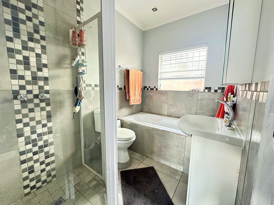 4 Bedroom Property for Sale in Zwartkop Gauteng