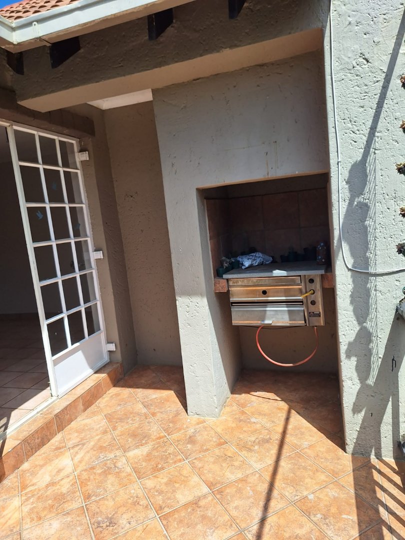 To Let 2 Bedroom Property for Rent in Faerie Glen Gauteng