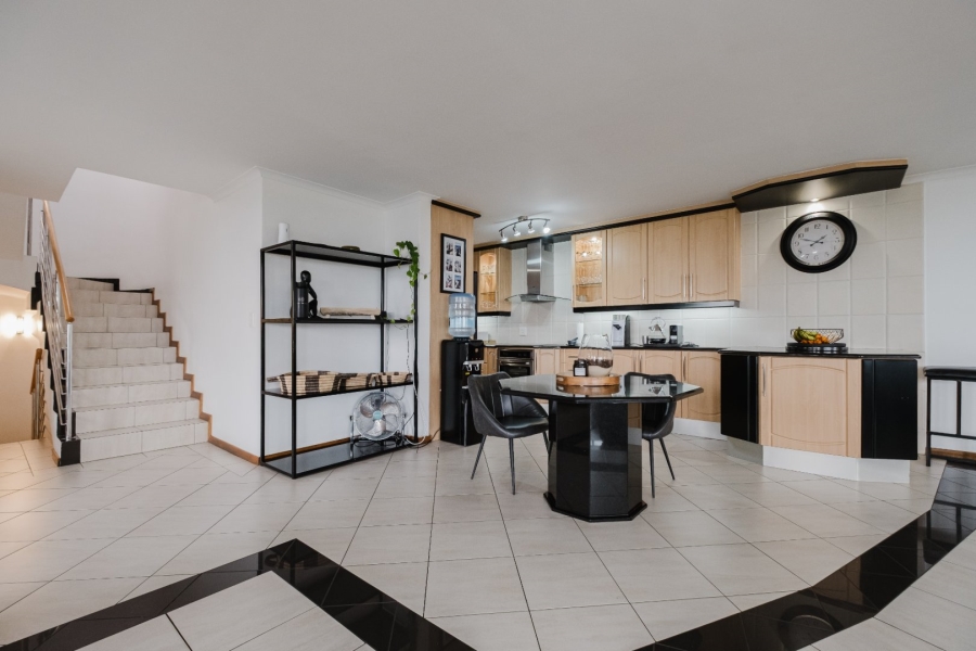 To Let 4 Bedroom Property for Rent in Glenvista Gauteng