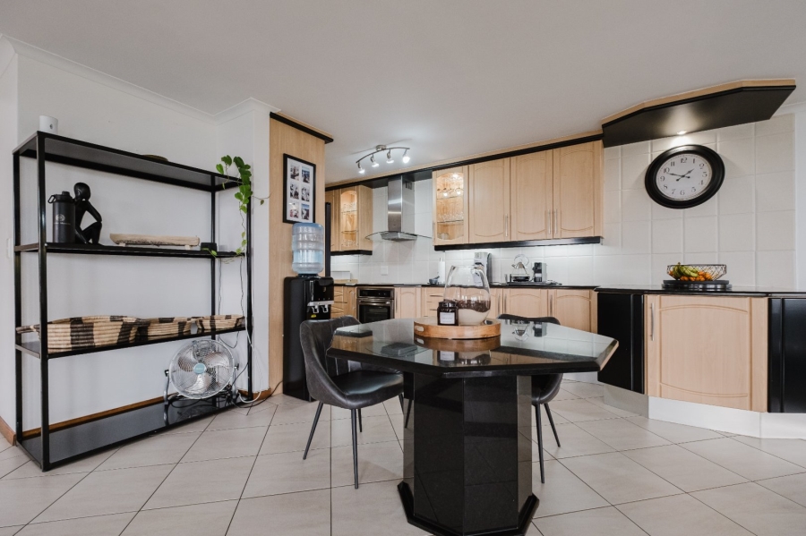 To Let 4 Bedroom Property for Rent in Glenvista Gauteng