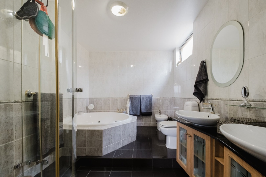 To Let 4 Bedroom Property for Rent in Glenvista Gauteng