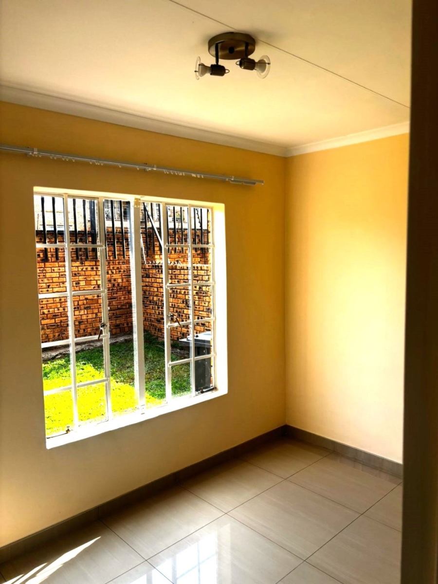 To Let 2 Bedroom Property for Rent in Erand Gardens Gauteng