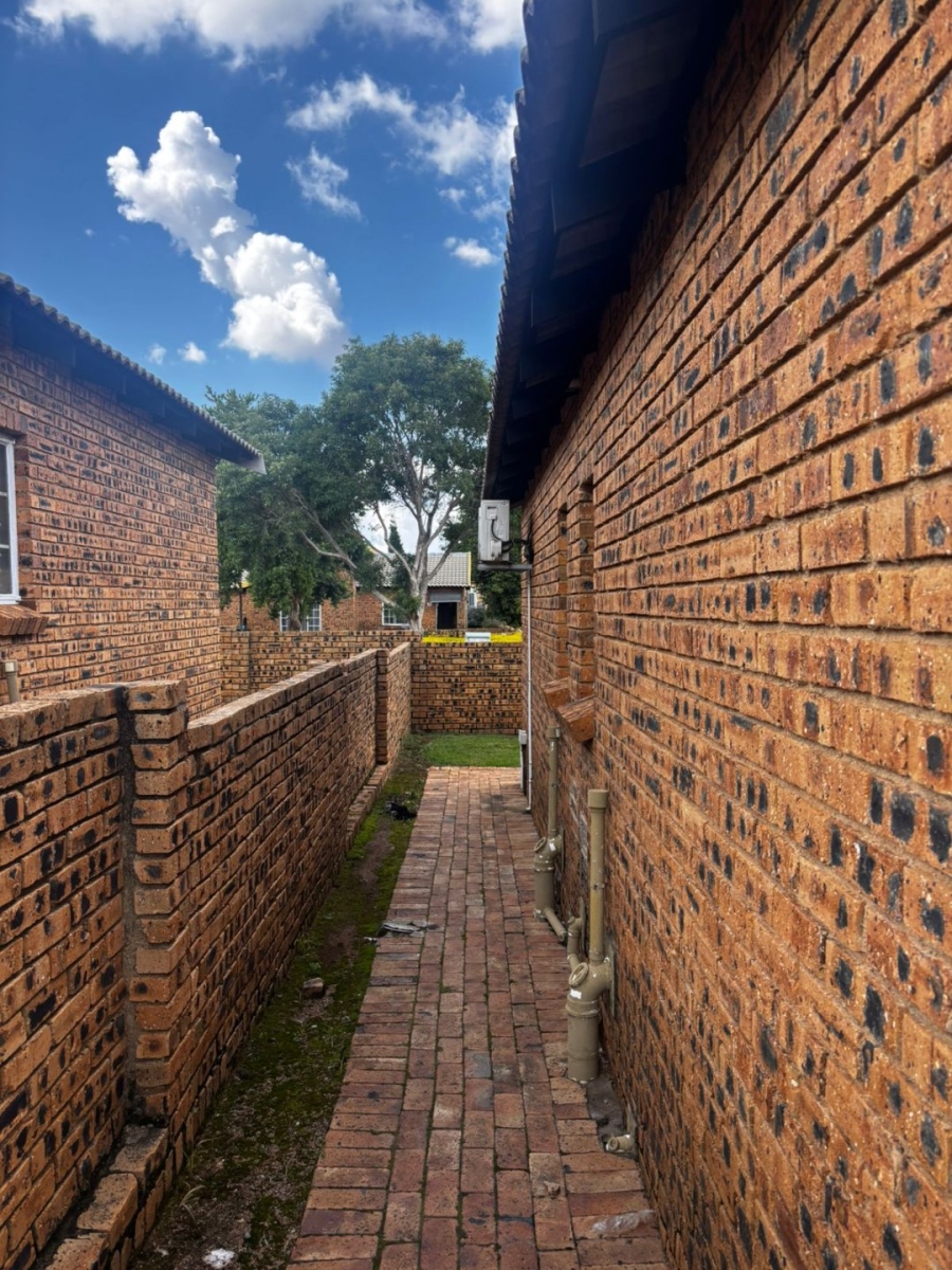 To Let 2 Bedroom Property for Rent in Erand Gardens Gauteng