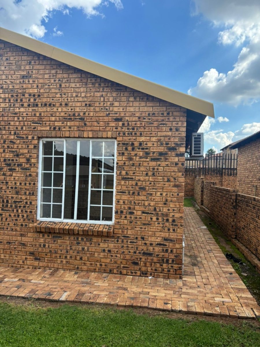 To Let 2 Bedroom Property for Rent in Erand Gardens Gauteng