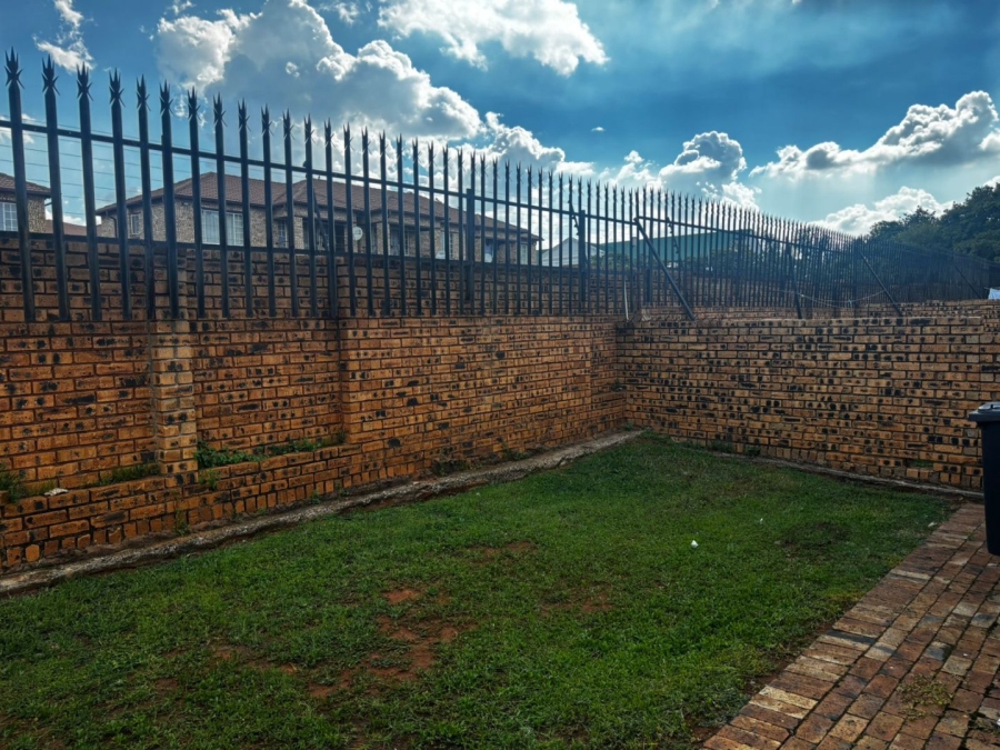 To Let 2 Bedroom Property for Rent in Erand Gardens Gauteng