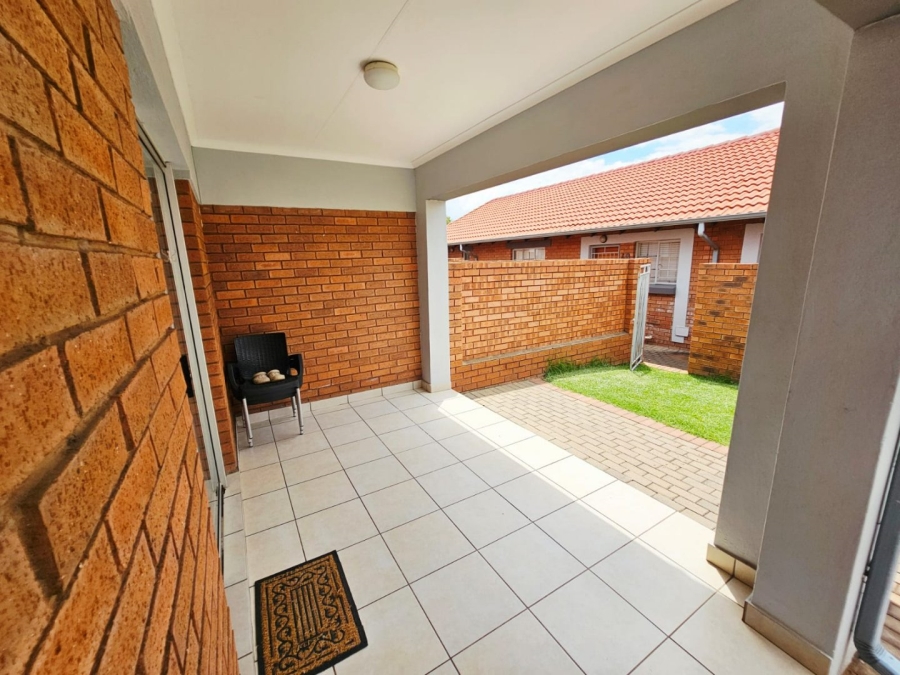 2 Bedroom Property for Sale in Monavoni Gauteng