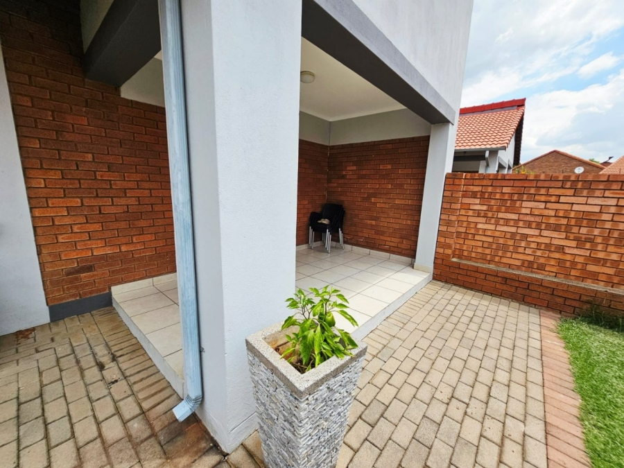 2 Bedroom Property for Sale in Monavoni Gauteng