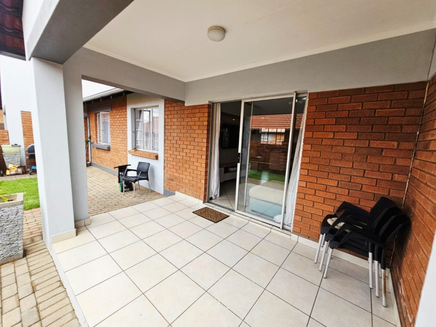 2 Bedroom Property for Sale in Monavoni Gauteng