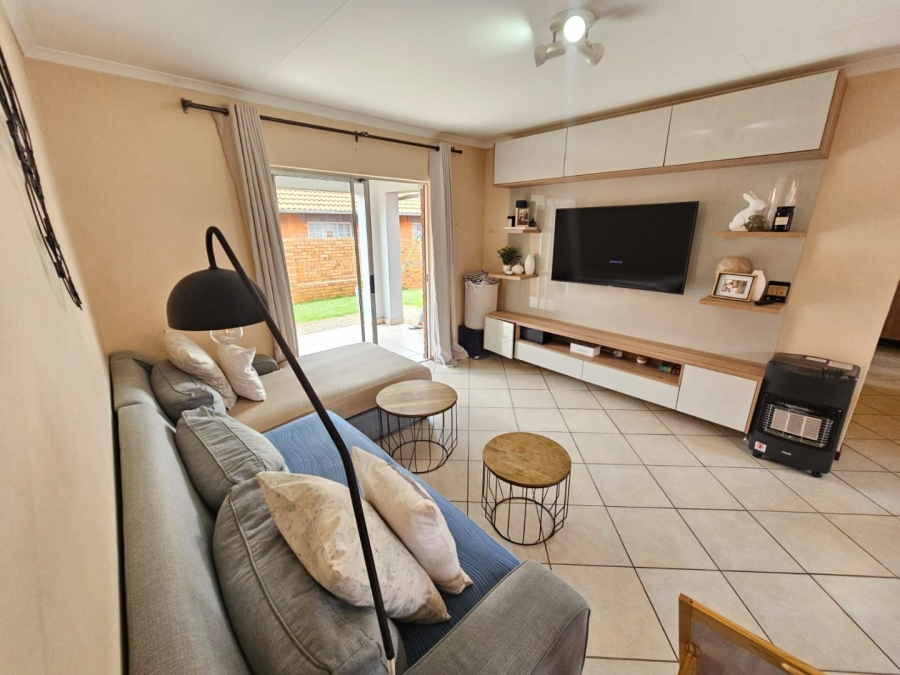 2 Bedroom Property for Sale in Monavoni Gauteng