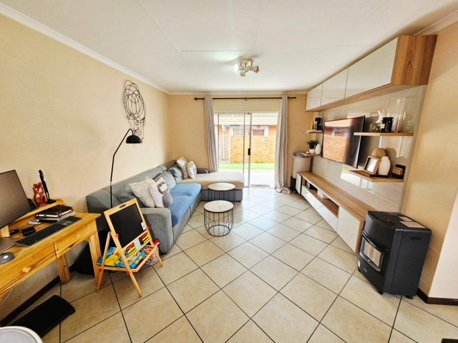 2 Bedroom Property for Sale in Monavoni Gauteng