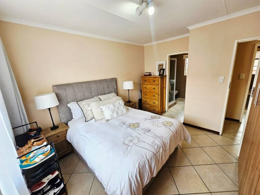 2 Bedroom Property for Sale in Monavoni Gauteng