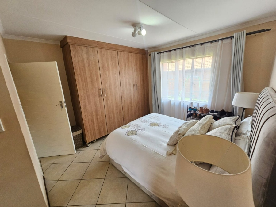2 Bedroom Property for Sale in Monavoni Gauteng