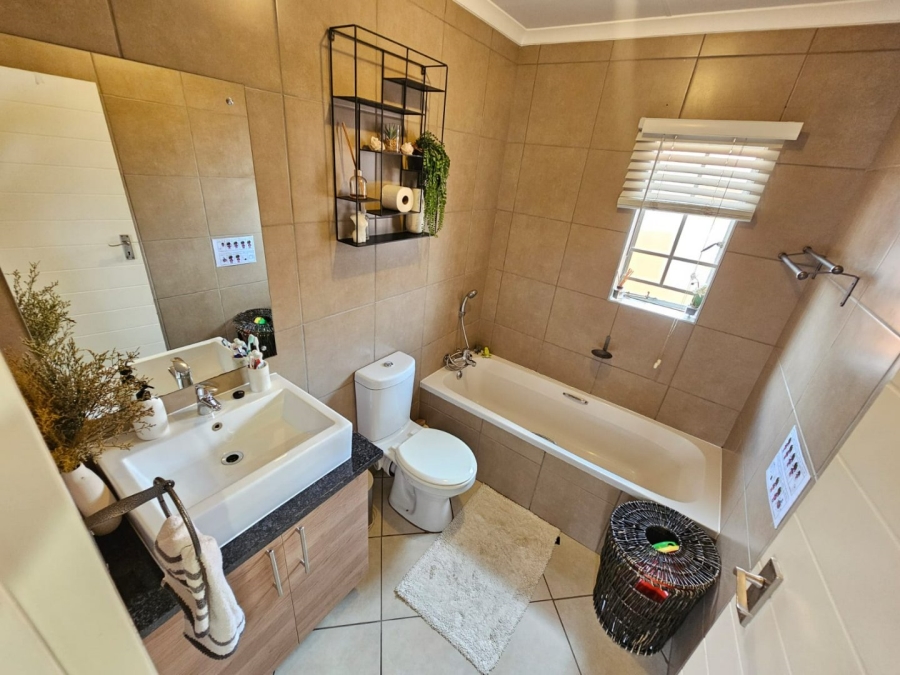 2 Bedroom Property for Sale in Monavoni Gauteng