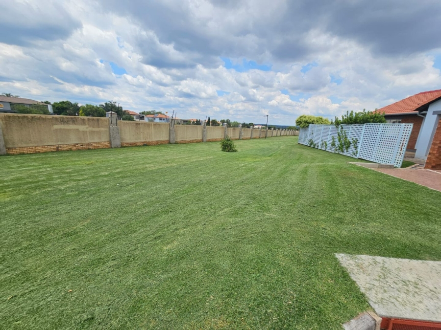 2 Bedroom Property for Sale in Monavoni Gauteng