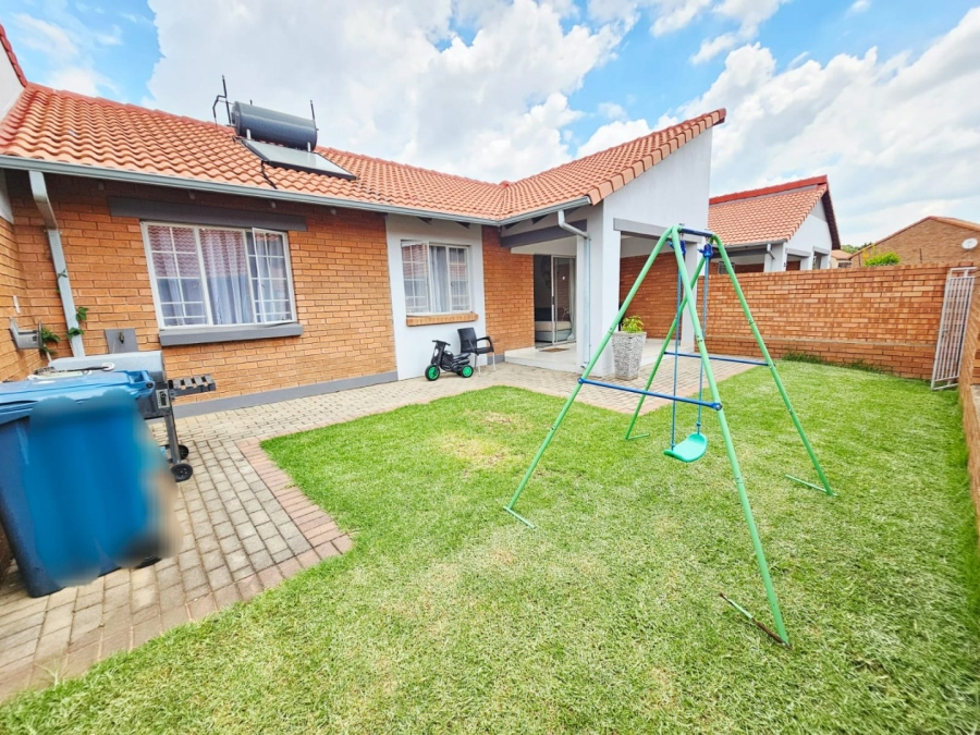 2 Bedroom Property for Sale in Monavoni Gauteng
