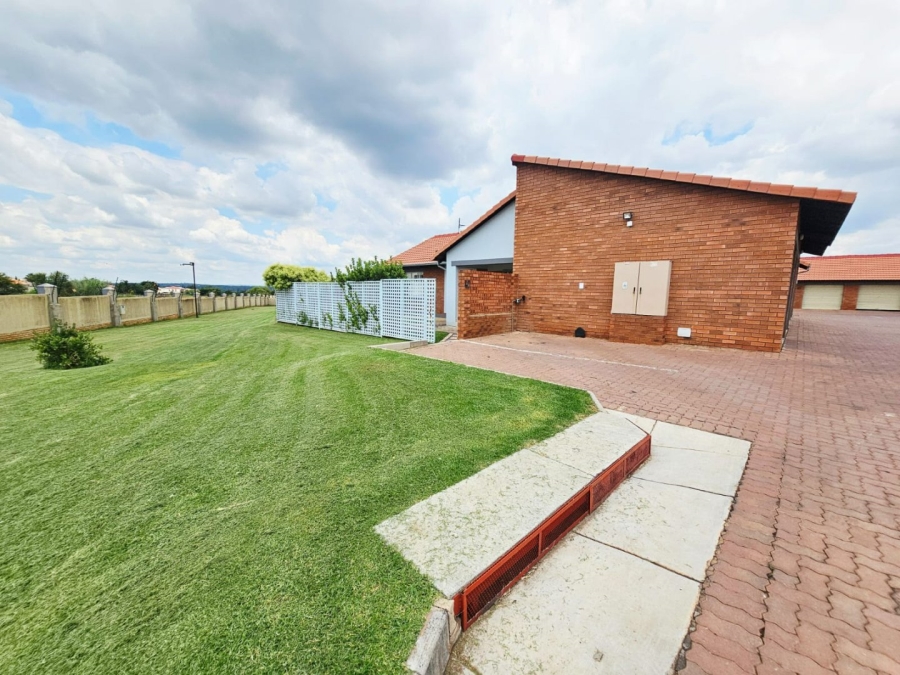 2 Bedroom Property for Sale in Monavoni Gauteng