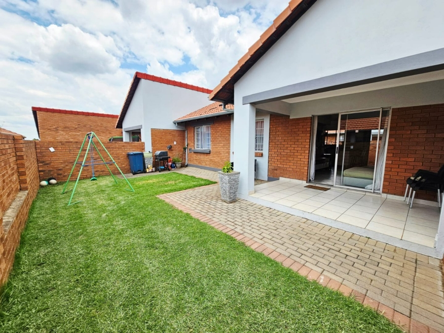 2 Bedroom Property for Sale in Monavoni Gauteng